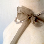 Side bow gray pearl necklace